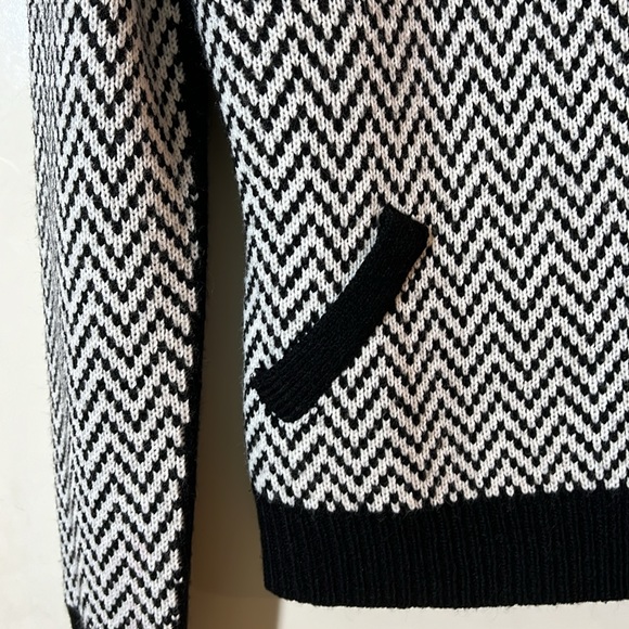 Sioni Women’s Sweater Silver Zipper Black And White Chevron Pattern - Picture 3 of 8